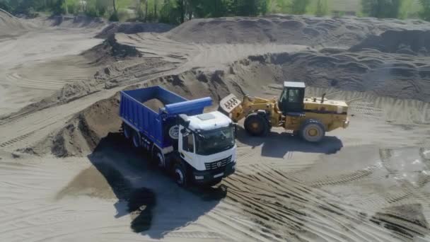 塞尔维亚 贝尔格莱德 2021年7月30日 挖掘机用沙子或泥土填满垃圾车 清理该地区进行建筑工程 装有倾卸卡车和挖掘机的重型机械 — 图库视频影像