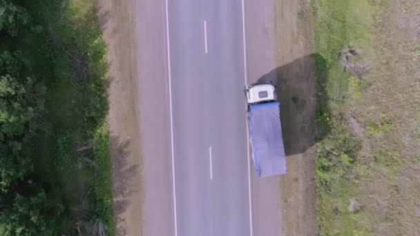 Camión Está Conduciendo Por Carretera Día Verano Escena Camión Con — Vídeos de Stock