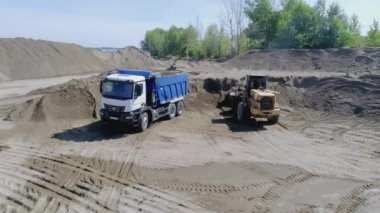 Gürcistan, Tblisi-28 Ağustos 2022: İnşaat için kazı sürecine kuşbakışı bir bakış. Sadece başyazı için kullan. Yüksek kalite 4k görüntü