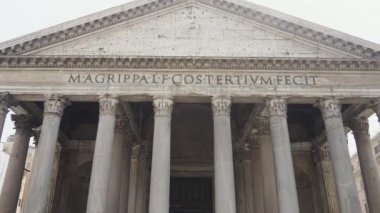 İtalya, Roma - 30 Ağustos 2022: Roma tapınağının antik binası. Başla. Sütunlu antik görkemli bina manzarası. Panteon antik Roma 'nın mimari anıtıdır.. 