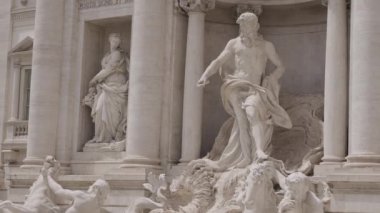 İtalya, Roma - 30 Ağustos 2022: İtalya 'nın ünlü heykelleri. Başla. İtalya 'nın meydanlarındaki güzel anıtlar. Antik tarih şehrinin sokaklarında kültürel gösteriler ve heykeller. Trevi Çeşmesi