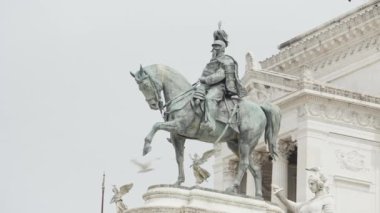 İtalya, Milano - 30 Ağustos 2022: İtalya 'nın ünlü heykelleri. Başla. İtalya 'nın meydanlarındaki güzel anıtlar. Antik tarih şehrinin sokaklarında kültürel gösteriler ve heykeller. Victor Anıtı
