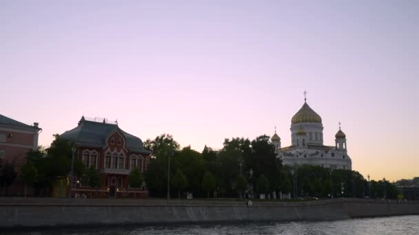 View River City Embankment Big Orthodox Church Action Sunset City — Stock Video