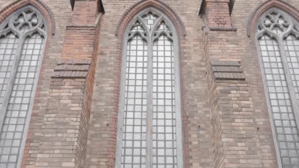 具有高窗户的历史建筑的古老墙壁 欧洲风格的高古董窗户 旧楼外墙外墙 — 图库视频影像