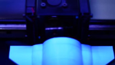 Ağır bir fabrikada çalışıyorum. Hareket. Çeşitli yeni ekipmanlarla mettal kesme. Yüksek kaliteli FullHD görüntüler