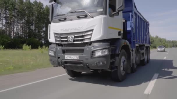 Stor Blå Lastbil Scene Lastbil Med Blå Kropp Kör Långsamt — Stockvideo