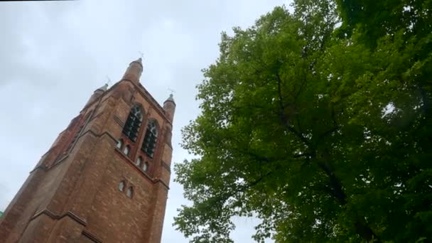 Blick Von Unten Auf Den Steinernen Turm Der Alten Kirche — Stockvideo