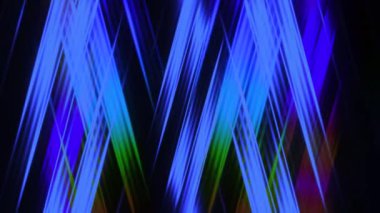 Siyah arka plan. Hareket. Farklı renklerdeki parlak çizgiler soyutlamada ışık gölgesi oluşturarak birbirinden ayrılır. Yüksek kalite 4k görüntü