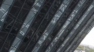 Yansımalı cam bina cephesine yakın çekim. Stok görüntüleri. Binanın cam cephesinin en üst görüntüsü. Cam binaların güzel modern mimarisi. 