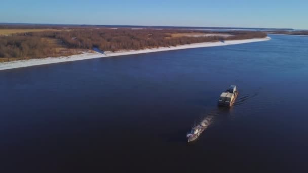 リバー トゥー プッシャーとバージ クリップ 川の貨物を浮かべたバージのトップビュー リバーバージプッシャー写真は晴れた日に地平線の背景に浮かぶ — ストック動画