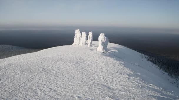 Зимой Каменные Столбы Холме Клип Верхний Вид Камней Стоящих Холме — стоковое видео