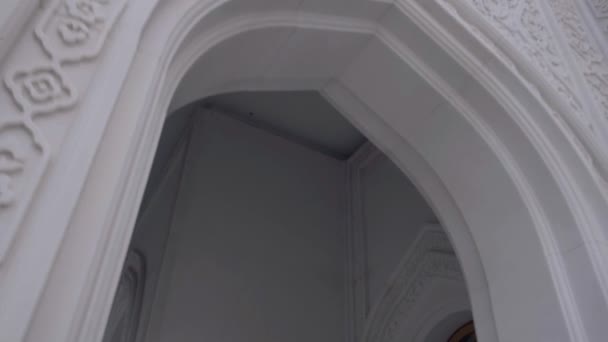 Zewnątrz Biały Prawosławny Piękny Kościół Scena Widok Dolny Budynku Kościoła — Wideo stockowe