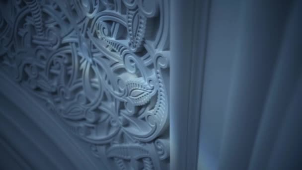 Element Dekoracyjny Wykonany Białego Tynku Ścianie Scena Piękny Ornament Relief — Wideo stockowe