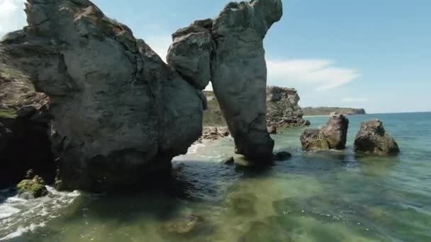 パラダイス海岸の異常な岩層の空中観察 ショット 波の海岸の上を飛ぶ 旅行の概念 — ストック動画