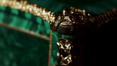 Malachite. Stok görüntüleri. Değerli mineral ve altından yapılmış ürünlerin yakın çekimi. Malakitten yapılmış güzel pahalı bir ürün. Değerli taşlar ve mineraller. 