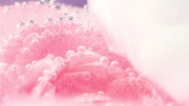 Su altı kabarcıkları olan çiçeğe yakın çekim. Stok görüntüleri. Suyun altında güzel, parlak bir çiçek. Berrak suda çiçek tomurcuğu.