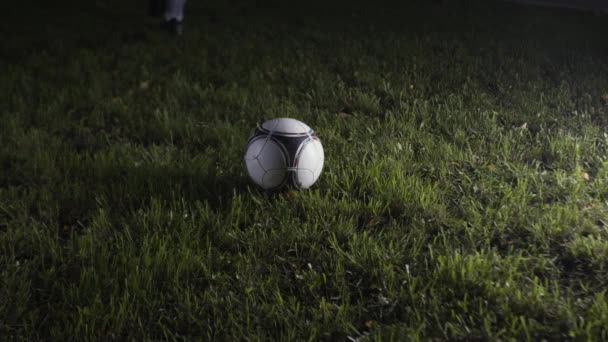 Primer Plano Del Jugador Fútbol Golpeando Pelota Hierba Imágenes Archivo — Vídeo de stock