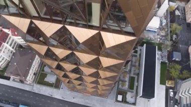 Geometrik şekilli güzel, modern bir bina. Stok görüntüleri. Geometrik cepheli iş merkezi binasının en üst görüntüsü. Yüksek binaların modern mimarisi. 