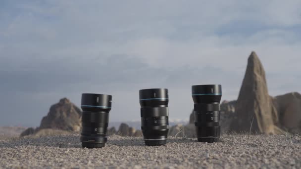 3つのプロのカメラレンズ アクション 石の道に立って灰色の空を見ることができるカメラから大きな黒いレンズ 高品質の4K映像 — ストック動画