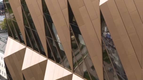 漂亮的现代建筑 几何形状 库存录像 带几何立面的商务中心建筑的顶视图 高楼的现代建筑 — 图库视频影像
