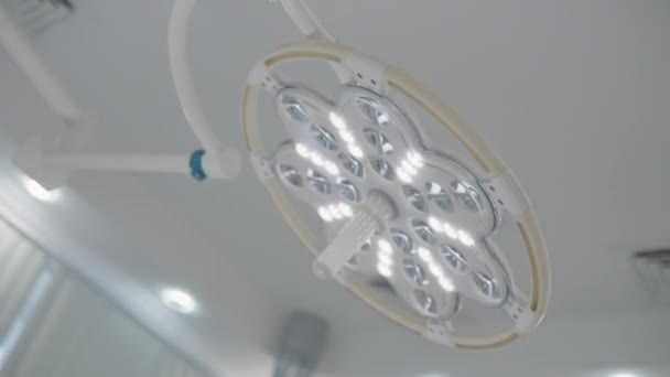 手术室的细节和设备 手术室里的灯的底部视图 — 图库视频影像