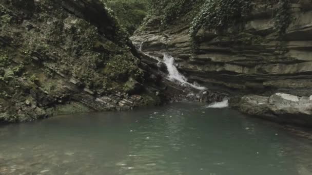 Cascada Fría Limpia Las Montañas Creativo Hermoso Estanque Donde Agua — Vídeo de stock