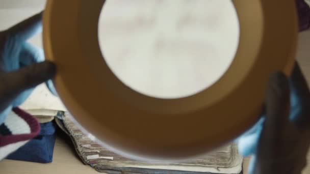 Uma Grande Lâmpada Lupa Que Brilha Uma Carta Antiga Filmagem — Vídeo de Stock