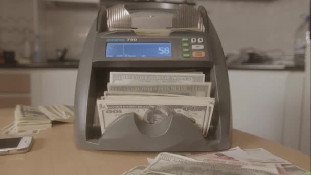 Der Elektronische Geldzähler Zählt Die Dollarnoten Verfilmung Automatische Geldzählung Automaten — Stockvideo