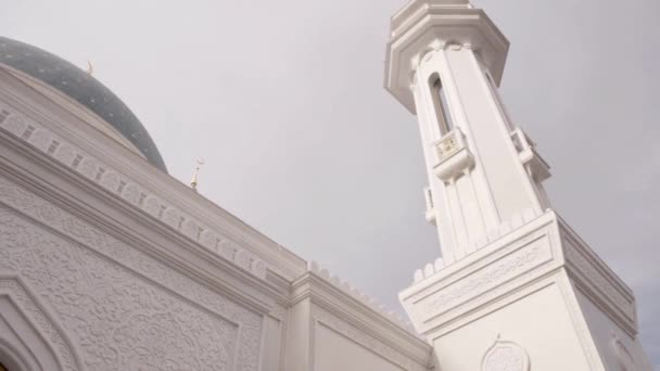 Pandangan Bawah Menara Indah Dari Muslim Putih Kuil Adegan Indah — Stok Video