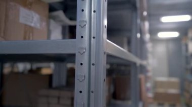 Depoda yüklü mallar var. Yaratıcı. Karton kutular ve paketlerdeki eşyalar, lojistik kavramı