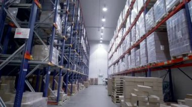 Sırbistan - Belgrad, 20 Eylül 2022: Depodaki ürünler. Yaratıcı. Raflar boyunca karton kutularla ilerlemek, bir deponun endüstriyel iç kısımları.