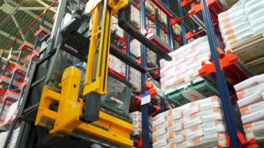 Polonya, Warsaw... 14 Eylül 2022: depoda boşaltma makinesi. Yaratıcı. Stacker kargoyu depo raflarına taşır. Depoda elektrik makinesiyle mal ve kargo dağıtımı. 