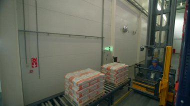Sırbistan - Belgrad, 20 Eylül 2022: büyük modern depoda çalışma günü. Yaratıcı. Depo arka planında forklift kamyonları