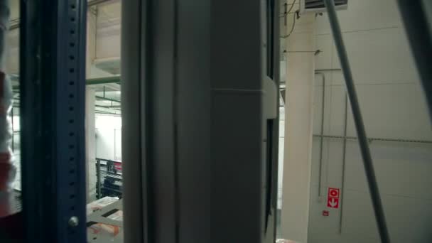 关闭工业仓库内正在运行的专业装载机 现代工业背景 — 图库视频影像