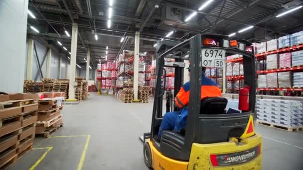 塞尔维亚 贝尔格莱德 2022年9月20日 货物包装和组装 看到一个大仓库 里面有由工人们在特殊的小型机器上组装的大包装箱 高质量的 — 图库视频影像
