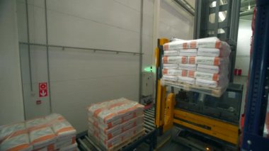 Sırbistan - Belgrad, 15 Eylül 2022: Depoda mal yükleme süreci. Yaratıcı. Karton kutular ve paketlerdeki eşyalar, lojistik kavramı