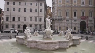 İtalya, Roma - 10 Ağustos 2022: heykellerle dolu güzel bir çeşme. Başla. Şehir merkezindeki çeşmede heykel kompozisyonu. Avrupa Cazibesi - Roma 'daki Neptün Çeşmesi. 