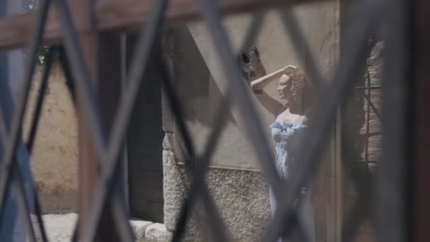Сексуальная Женщина Синем Платье Стоит Забором Начали Железный Забор Женщина — стоковое видео