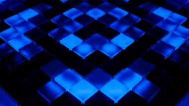  Siyah ve mavi arkaplan ve değişen desenler. Tasarım. Geometrik şekillerin kareler ve daireler gibi sırayla değişip hareket ettiği çizgi film animasyonları. Yüksek kalite 4k görüntü