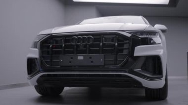 Prag, Çek Cumhuriyeti: 14 Eylül 2022: Beyaz Audi bir araba sergisinde. Başla. Yeni lüks bir arabanın ön görüntüsü. 