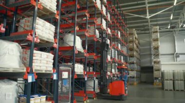 Polonya, Varşova... 14 Eylül 2022, stoktaki forklift kamyonu. Yaratıcı. Depoda kargo taşıyan bir yığın var. Malları depoya boşaltma ve taşıma makinesi. 