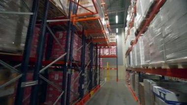 Polonya, Varşova... 14 Eylül 2022, stoklarında mallar olan büyük bir oda. Yaratıcı. Kutuları ve rafları olan büyük bir depo. Depoda kutuları olan rafların koridorları.. 