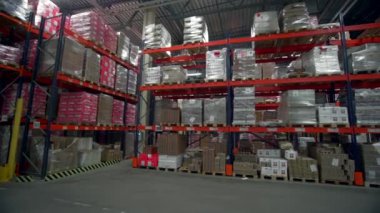 Polonya, Varşova... 14 Eylül 2022, stoklarında mallar olan büyük bir oda. Yaratıcı. Kutuları ve rafları olan büyük bir depo. Depoda kutuları olan rafların koridorları.. 