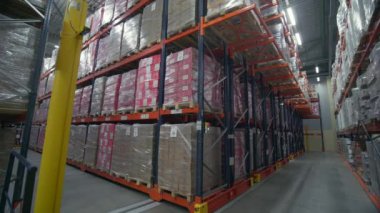Polonya, Warsaw... 14 Eylül 2022 'de depoda kargolu metal raflar. Yaratıcı. Deponun raflarında bir sürü paket mal var. Bir sürü rafı ve paketi olan bir depo. 