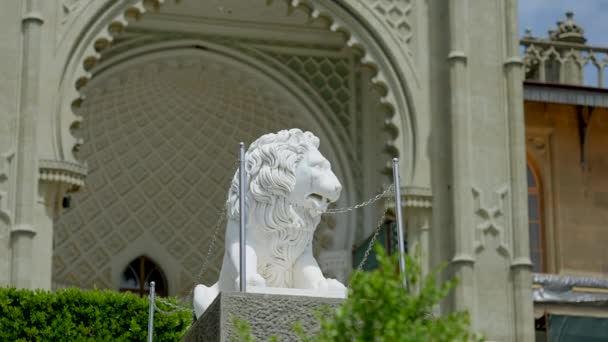 Escultura Blanca León Sobre Fondo Edificio Con Arco Acción Detalles — Vídeo de stock