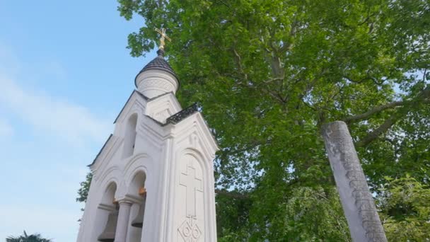 Niedrige Ansicht Einer Weißen Kirche Mit Einem Goldenen Kreuz Auf — Stockvideo