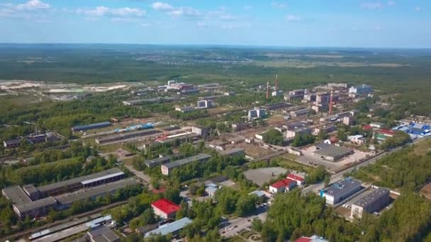 Vista Aérea Edifícios Industriais Subúrbio Cidade Lado Floresta Natureza Clipe — Vídeo de Stock