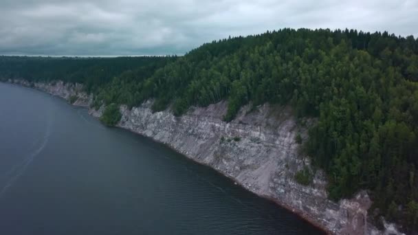 Luftaufnahme Einer Bewaldeten Klippe Und Des Großen Blauen Sees Clip — Stockvideo