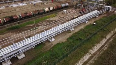 Demiryolunun havadan görünüşü, Clip. Tankların tren yolu, lojistik ve ulaşım konsepti