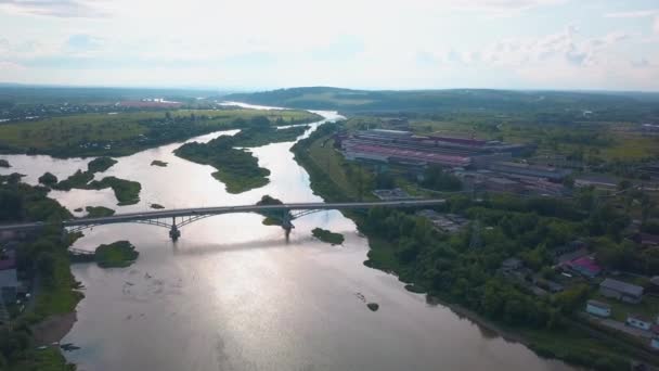 Вид Воздуха Части Города Соединенные Мостом Клип Широкая Река Протекающая — стоковое видео